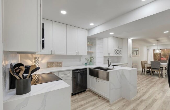 Building Photo - 735 Sandpiper Pl