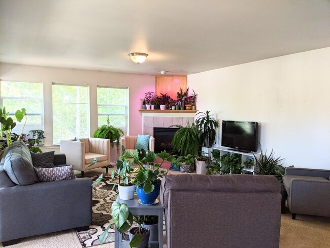 Building Photo - Beautiful Two Bedroom Condo