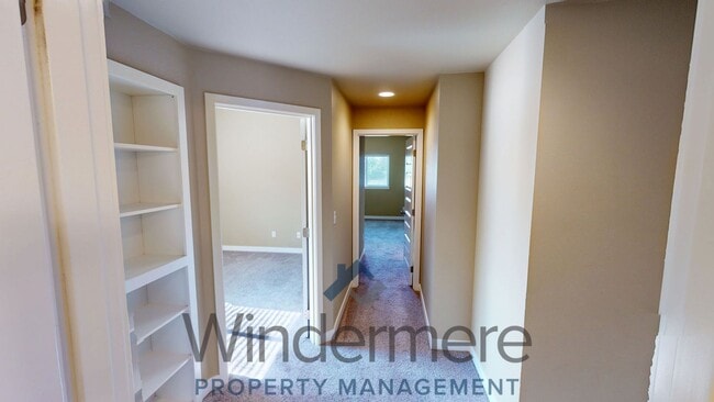 Building Photo - 808 NE Bunky Ln