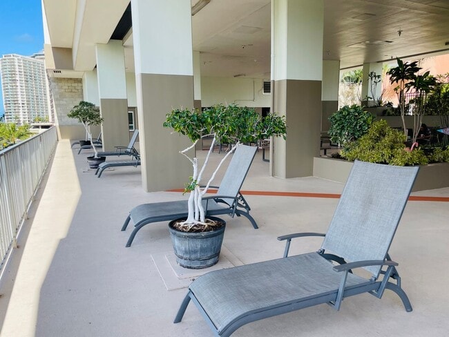 Building Photo - Partially Furnished Studio in Waikiki