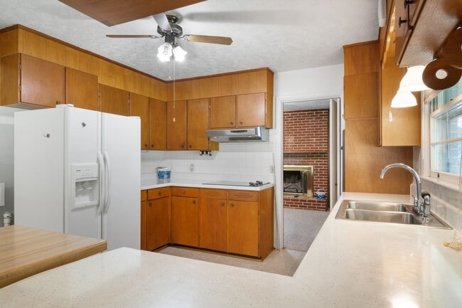 Building Photo - Charming 3 Bedroom Home with Tranquil Sett...