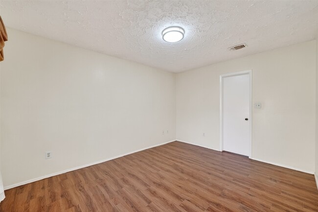 Building Photo - 15811 Pfeiffer Dr