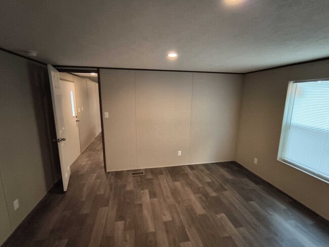 Building Photo - 112 Southlake Dr.