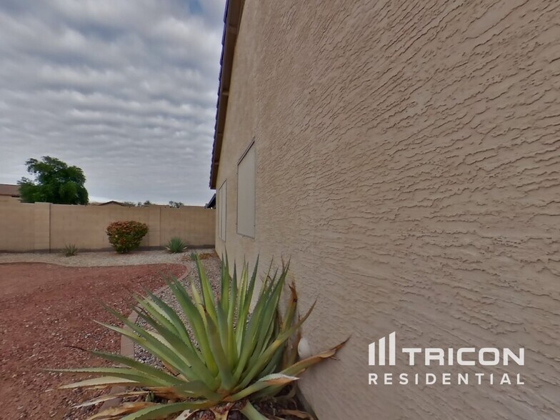 Building Photo - 44181 W Lindgren Dr