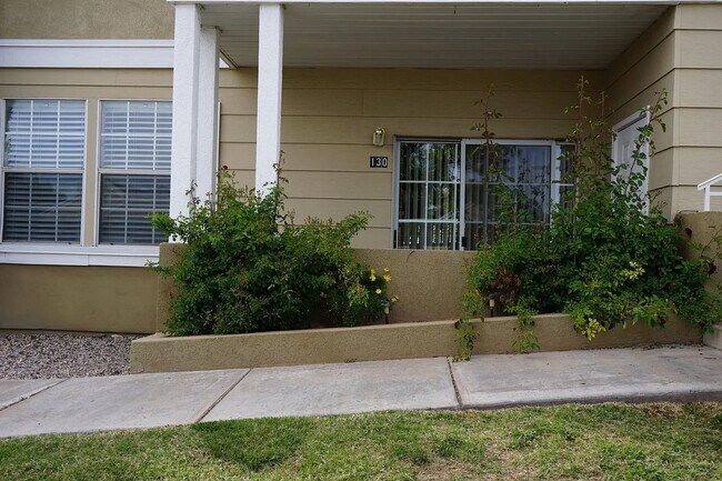 Building Photo - Charming 2 Bedroom Condo with Great Amenit...