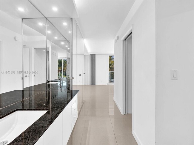 Building Photo - 100 Bayview Dr