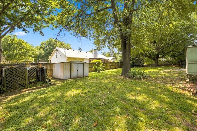 Building Photo - Spacious 3 Bed, 2 Bath Home with Fenced Backyard on Fayetteville's East Side