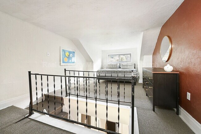 Building Photo - 320 Greenfield Ave