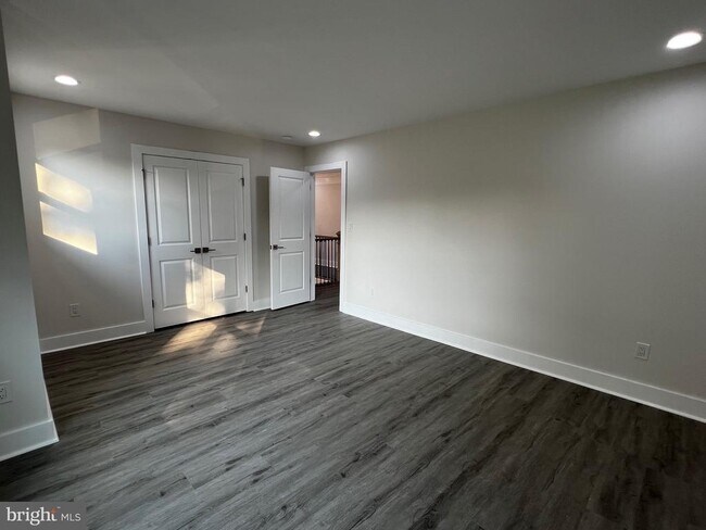 Building Photo - 920 Brompton St