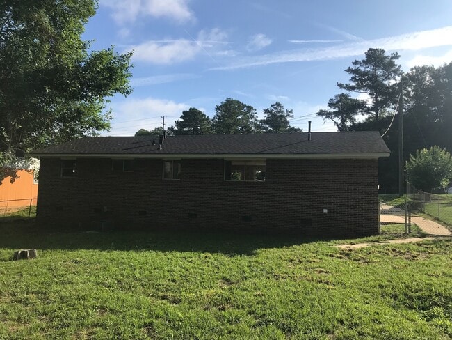 Building Photo - **AVAILABLE NOW**Nice 3 Bedroom / 1 Bathroom Home for Rent in Columbus, GA***
