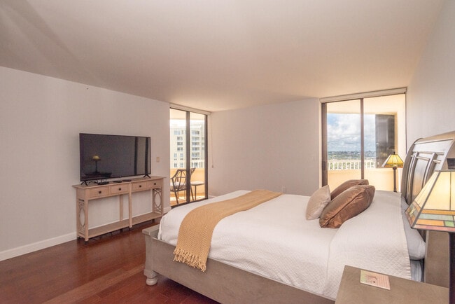 Building Photo - 5070 N Ocean Dr
