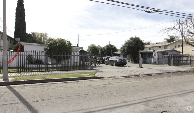 Primary Photo - 14654-14664 Blythe St