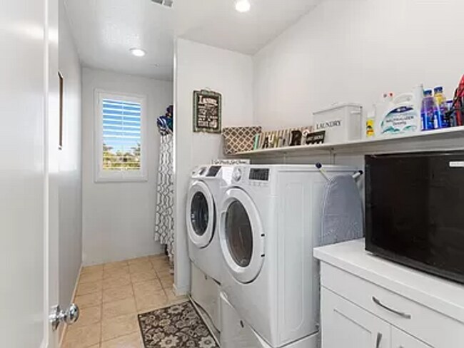 Building Photo - Beautiful, Partially Furnished Oceanside Home