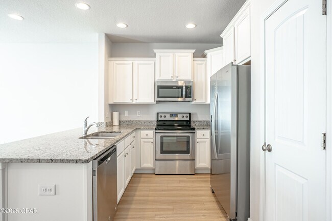 Building Photo - 7472 Shadow Lake Dr