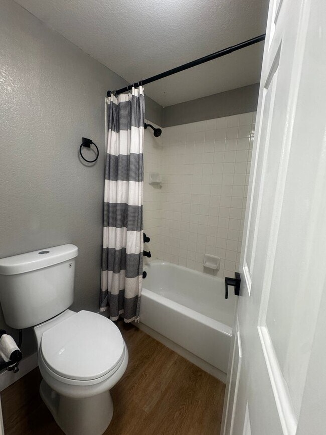 Building Photo - 5837 Oak Bend Ln