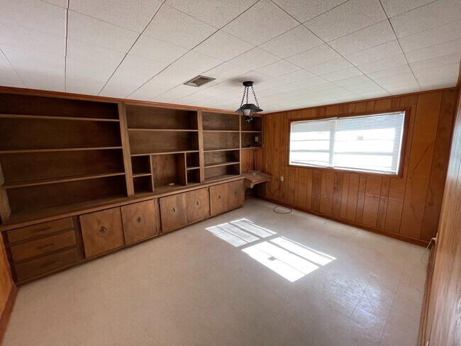 Building Photo - Ozark - Walk Out Basement with Extra Livin...