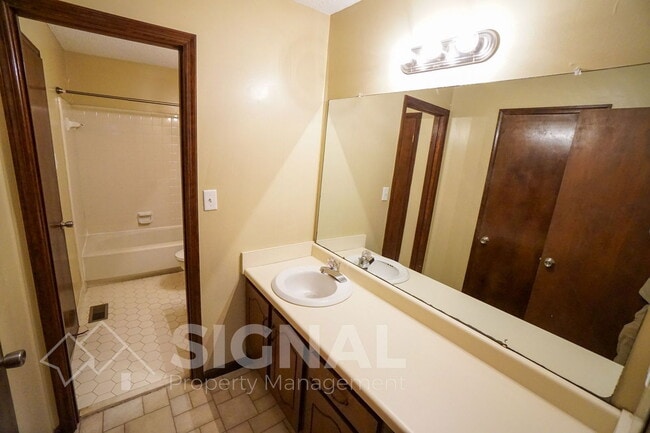 Building Photo - 725 Eastern Manor Ln