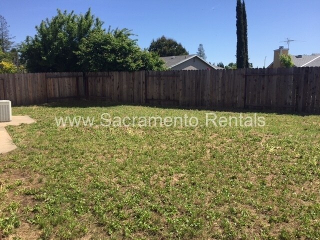 Building Photo - Spacious 4bd/2ba House with 2 Car Garage