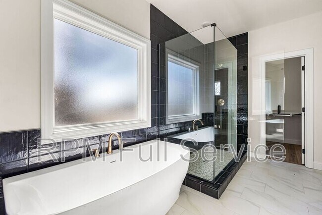 Building Photo - 2134 25th Ave N