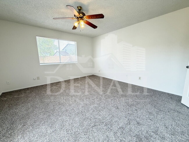 Building Photo - 1016 W Nido Ave