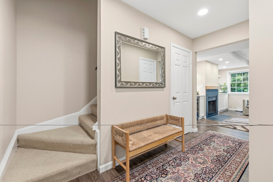 Building Photo - 4880 Chevy Chase Dr