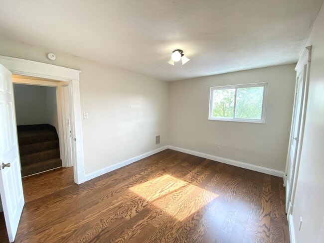 Building Photo - Spacious 4 Bed/1 Bath Home in Beechview-Convenient to Downtown! Available 7/5