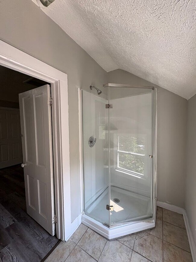 Building Photo - 656 Kling St