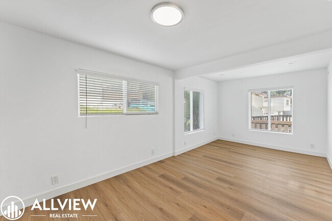 Building Photo - OCEAN VIEWS! Renovated 2 Bed, 2.5 Bath Townhome in San Clemente!