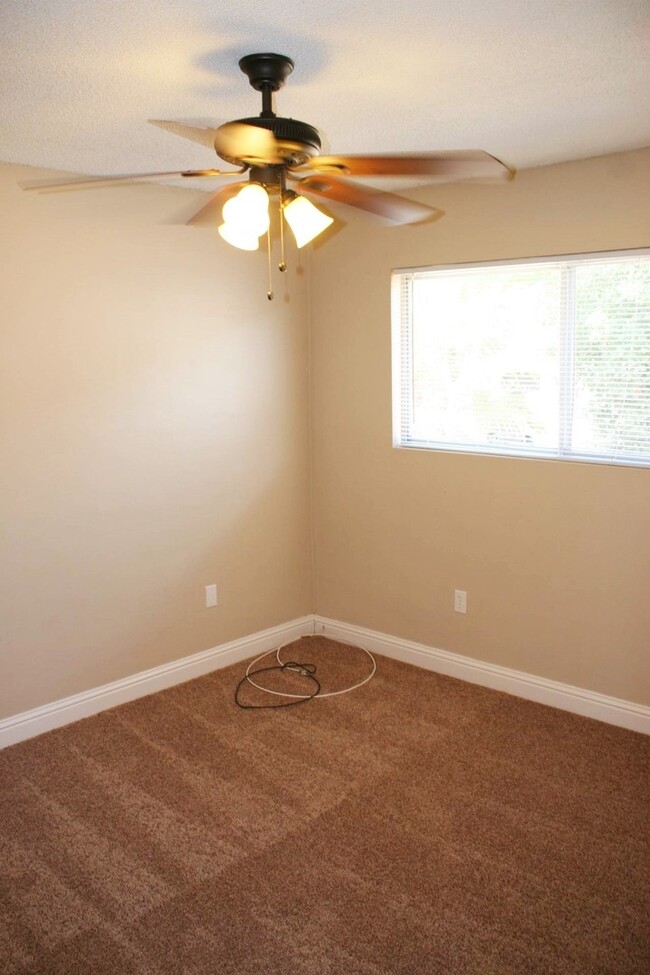 Building Photo - Remodeled 3 Bedroom Home in Northeast Bake...