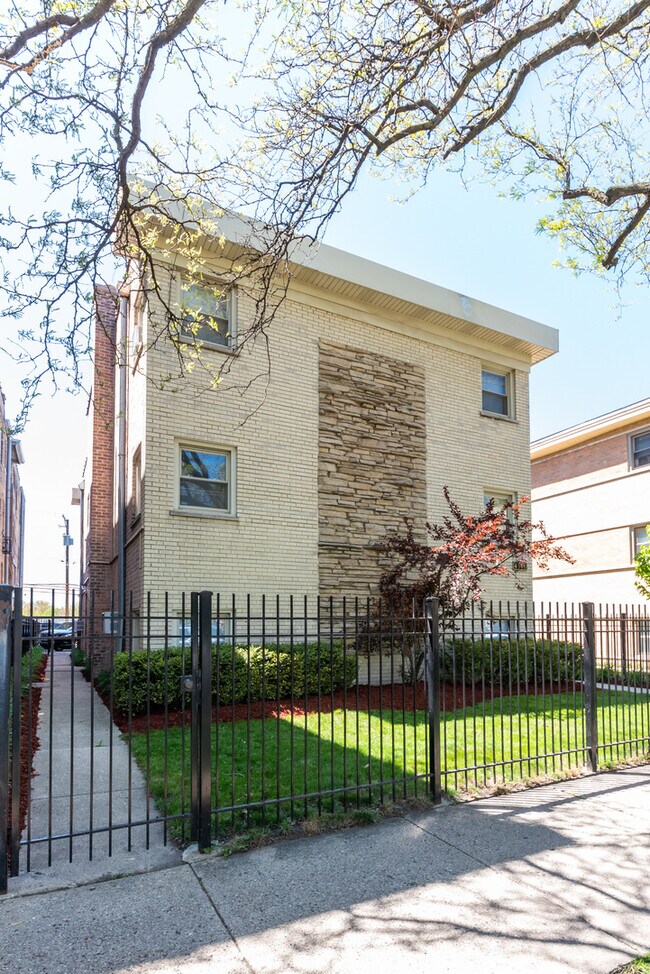 Building Photo - 4540 N Wolcott Ave