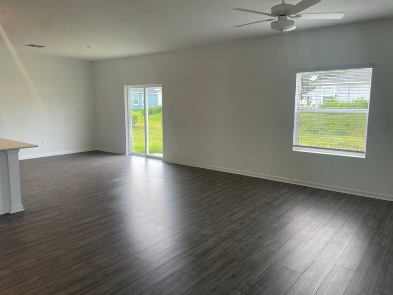 Building Photo - 3170 NE 36th Pl