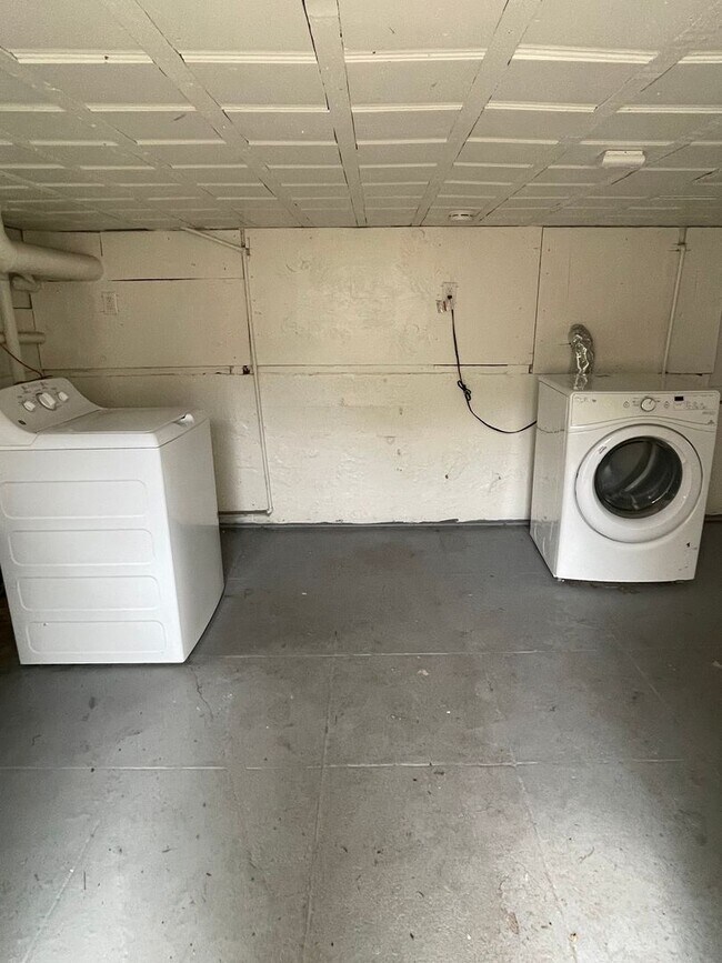 Building Photo - 869 Brockhurst St