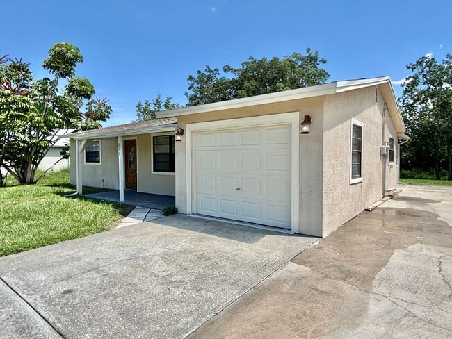 Building Photo - 3BR 1BA Annual Unfurnished Rental Availabl...