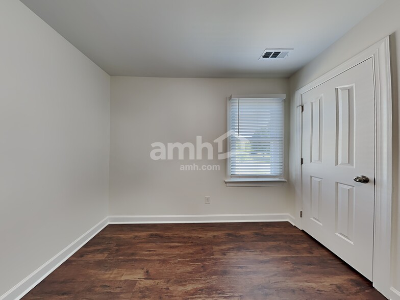 Building Photo - 135 Lonetree Dr