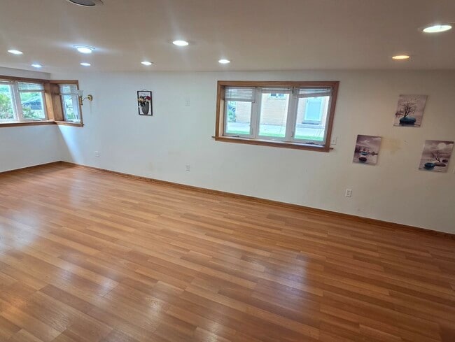 Building Photo - 8418 W Crain St