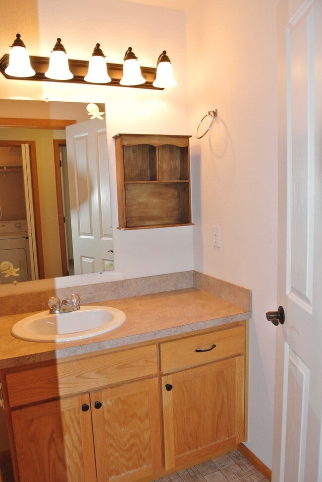 Building Photo - Corvallis Comfort & Convenience: Spacious 3-bedroom, 2.5 bath  Townhome