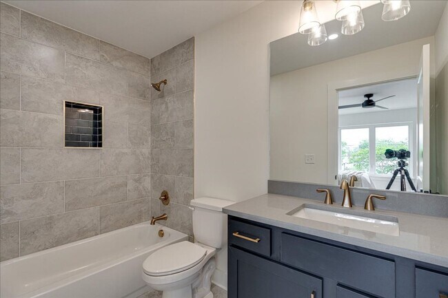 Building Photo - 2519 E 12th St