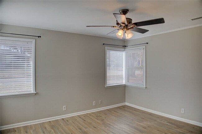 Building Photo - Beautiful Ranch-Style Rental in Marion Gar...