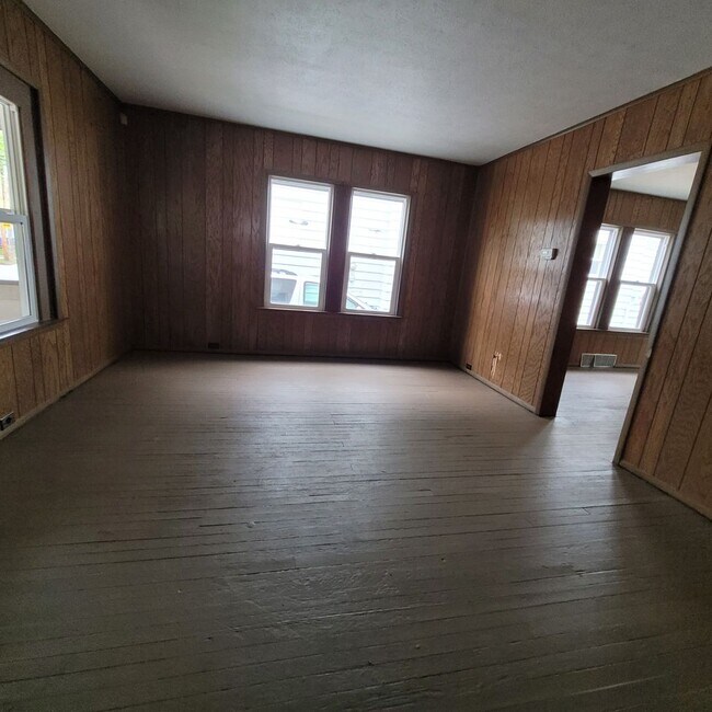 Building Photo - Single Family Home 3 beds 1 bath FOR RENT!