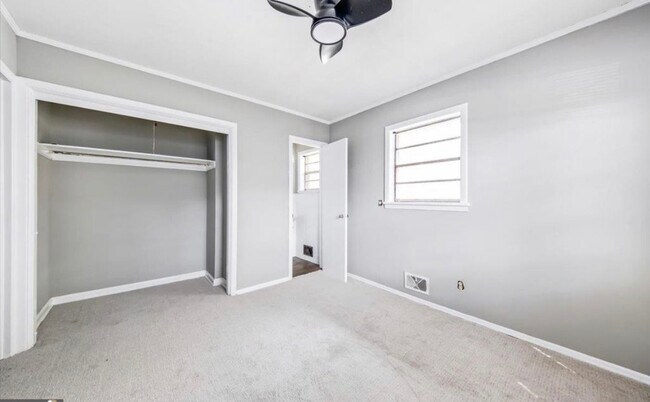 Building Photo - 2363 Robin Hood Rd