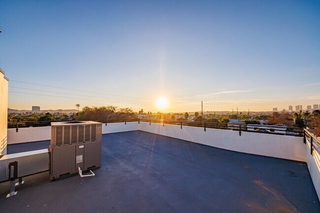 Building Photo - 1656 S Hayworth Ave