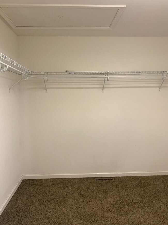 Building Photo - BEAUTIFUL 3 BED/2.5 BATH TOWNHOUSE!!