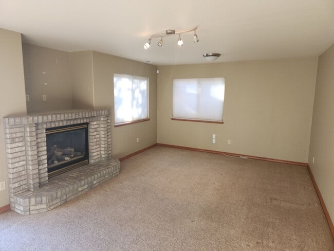 Building Photo - N/E home with 4 bed, 4 baths, 2 car garage!