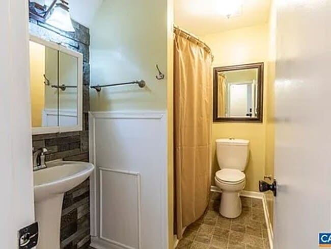 Building Photo - One Bedroom Townhouse