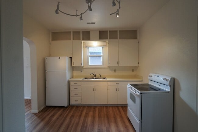 Building Photo - 824 Midland Ave