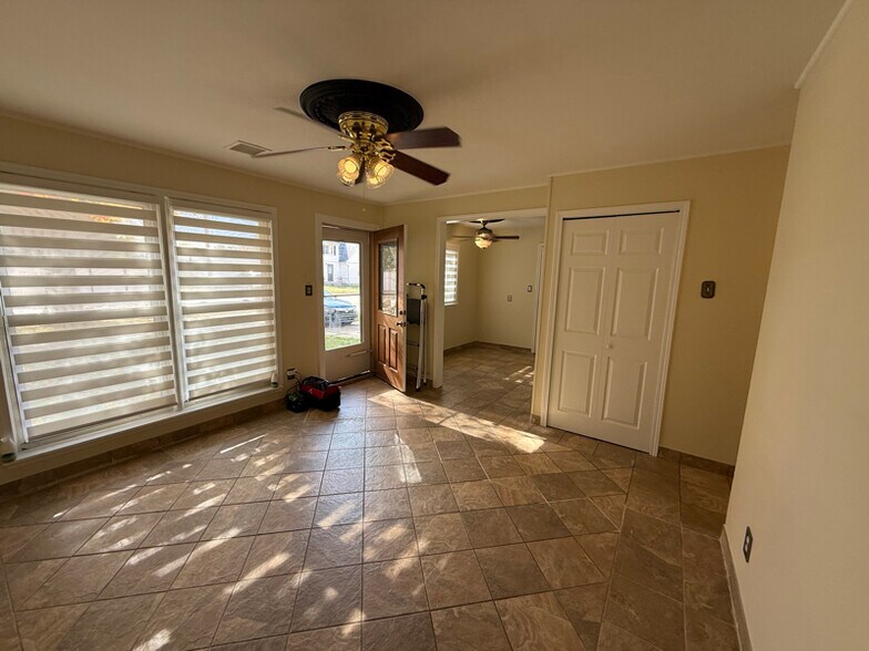 Building Photo - 21122 Annapolis St