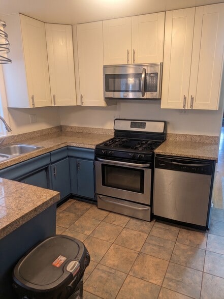 Kitchen - 4853 N Talman Ave