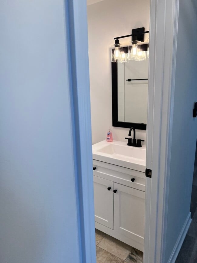 Building Photo - 10611 Parkside Ave