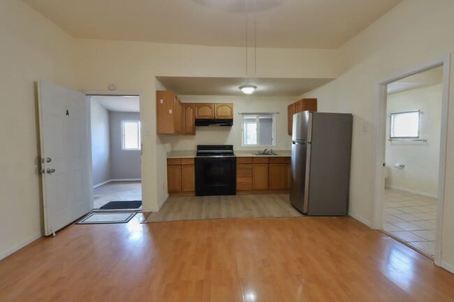 Building Photo - 1095