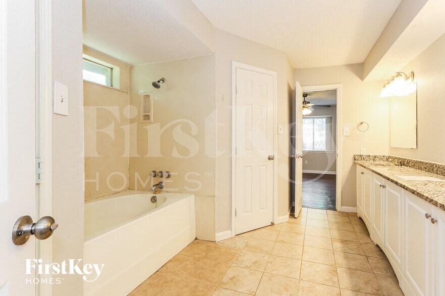 Building Photo - 24106 Creekview Dr